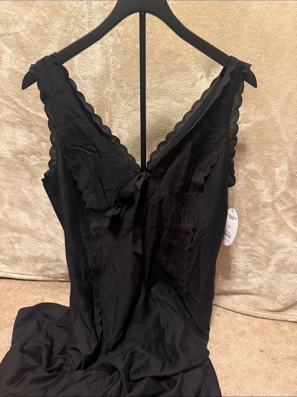 Scalloped V-Neck Black Maxi Keyhole Dress